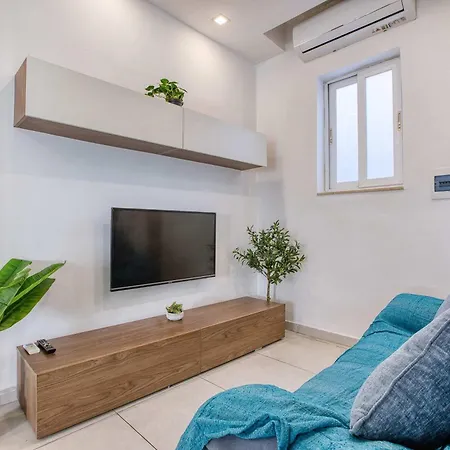 Charming Maltese Balcony Steps From Valletta Il-Furjana