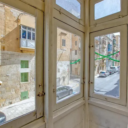 Charming Maltese Balcony Steps From Valletta Apartament *