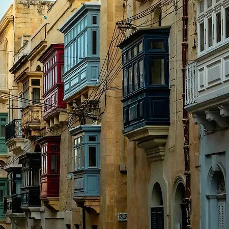Charming Maltese Balcony Steps From Valletta * Il-Furjana
